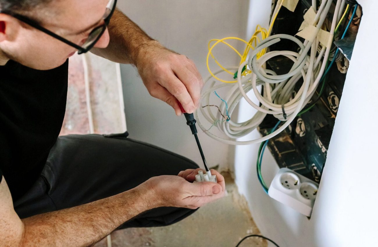 electrician-doing-repair-work-home-scaled-e1762279889927.jpg